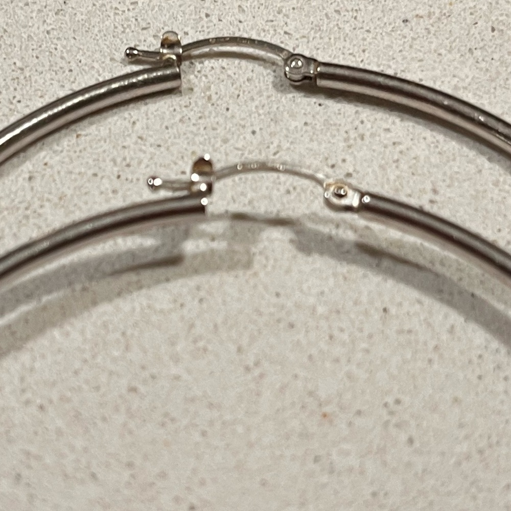 PRE-LOVED AUTHENTIC 14K WHITE GOLD HOOP EARRINGS - Picture 14 of 17